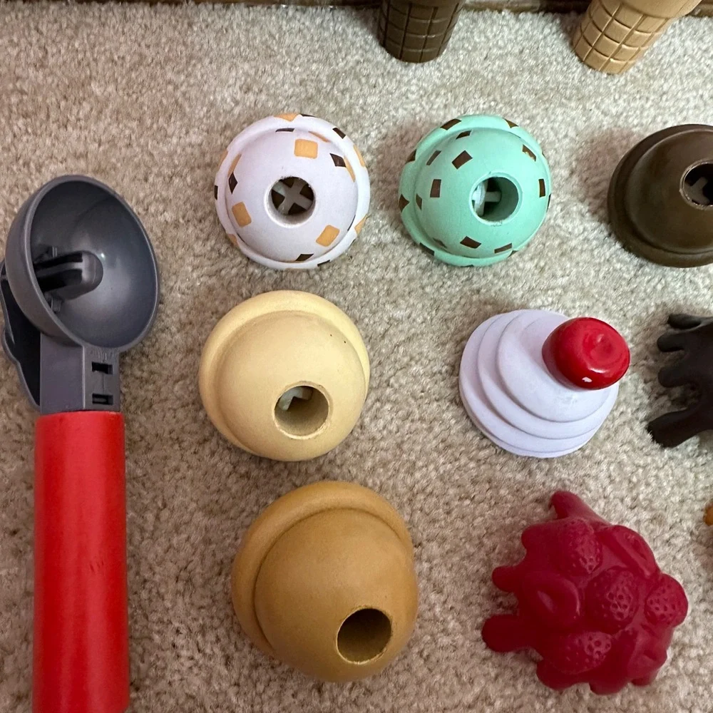 Melissa & Doug Scoop and Serve Ice Cream Flavors, Toppings, Scooper, Bowl, Cones